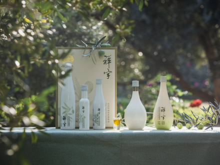 祥宇特級(jí)初榨橄欖油，純手工采摘、精選優(yōu)質(zhì)油橄欖鮮果，用意大利貝亞雷斯全自動(dòng)設(shè)備物理冷榨工藝，在鮮果采摘后8小時(shí)內(nèi)限時(shí)鮮榨而成。