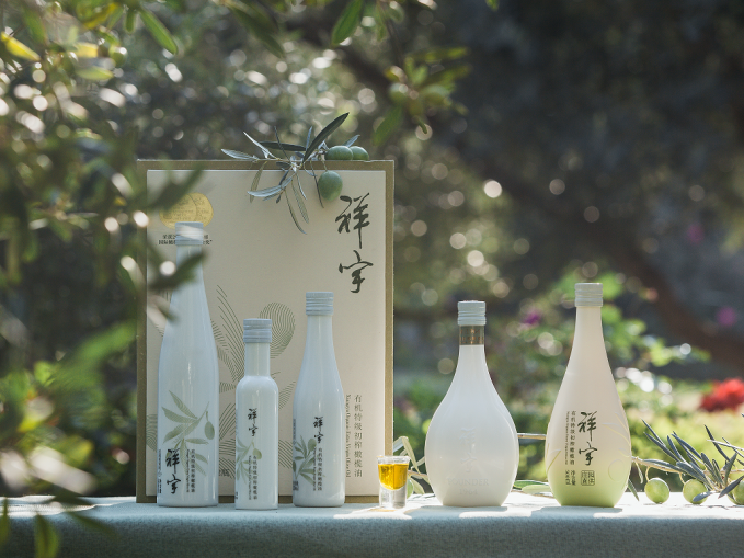 知源頭更放心甘肅隴南國(guó)際油橄欖協(xié)會(huì)IOC認(rèn)定中國(guó)油橄欖一我，是一瓶橄欖油，人們賦..